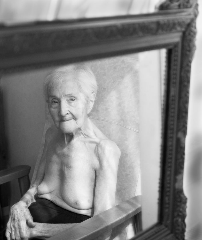age lumiere femme nue miroir senior carole doussin photographe