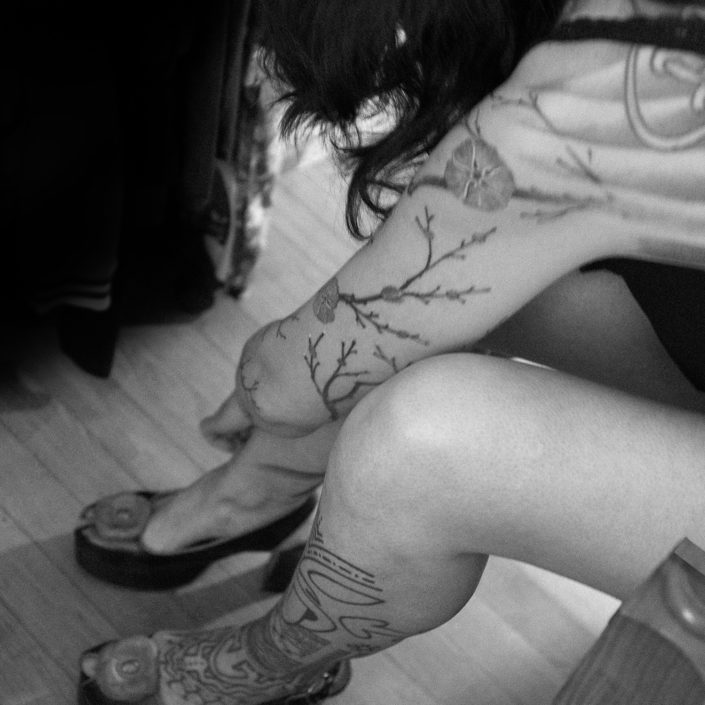 femme tatouage habillage chaussures talons carole doussin photographe