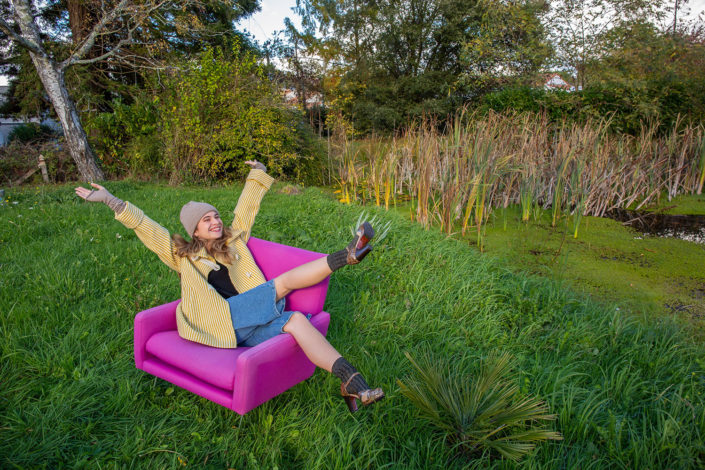 veste jaune fauteuil rose mode carole doussin photographe